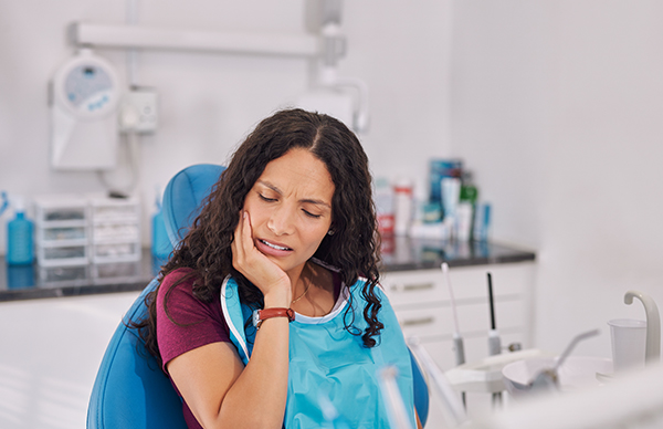 Woman discussing tooth discomfort at a dental visit
